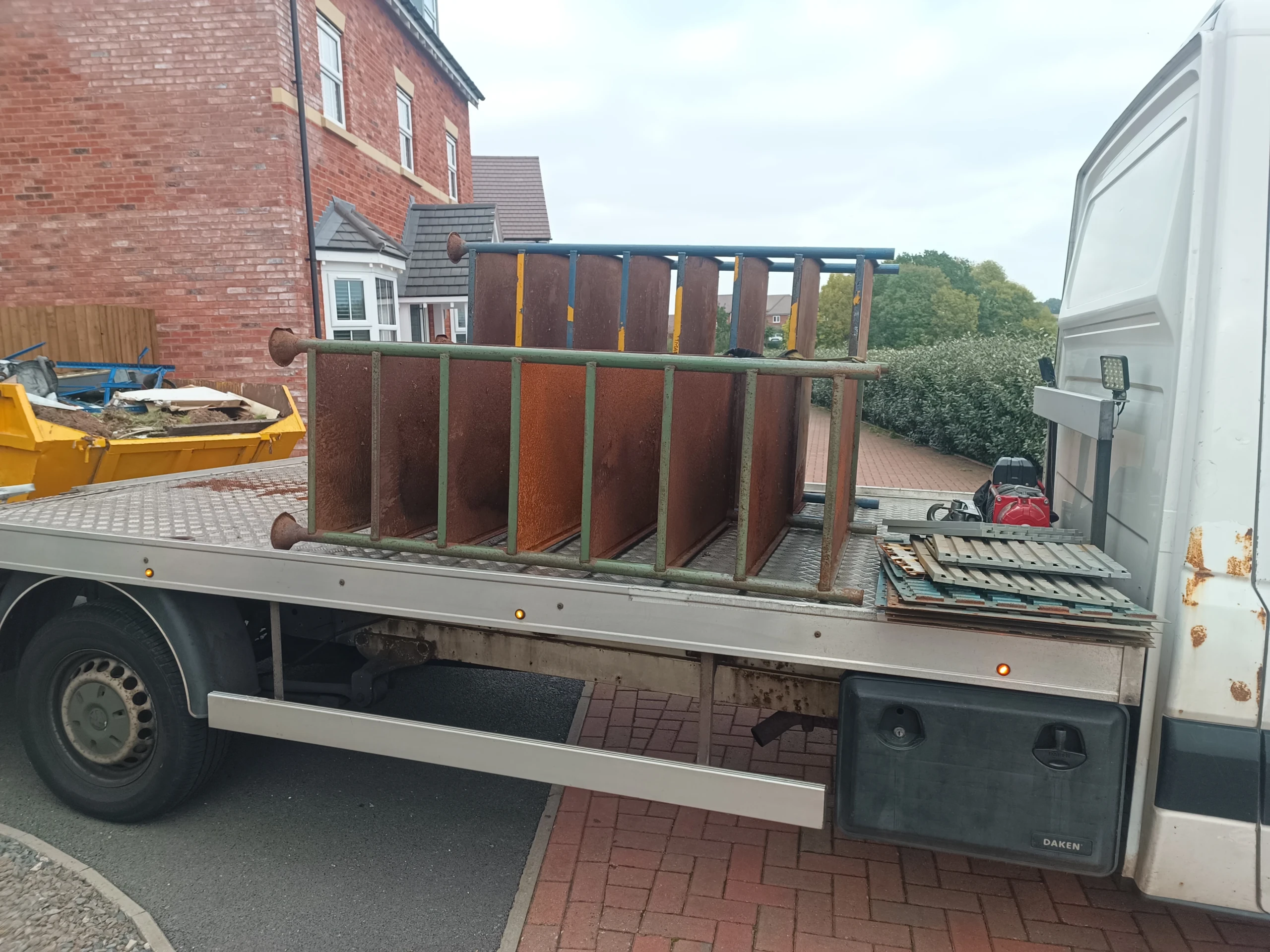 Heavy load secured on a recovery truck for heavy-duty recovery